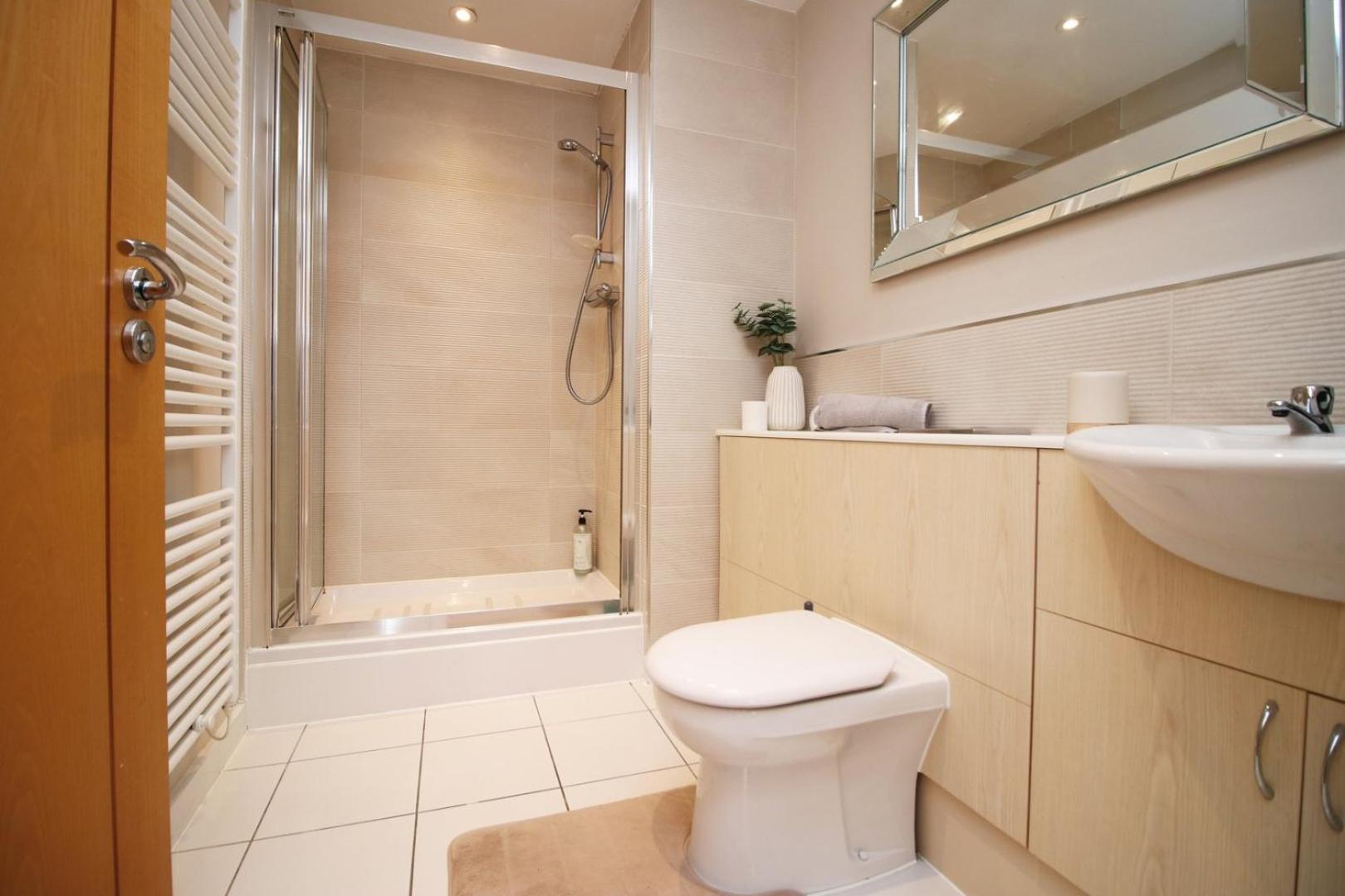 Perfect Getaway In Cardiff Marina Apartment Luaran gambar